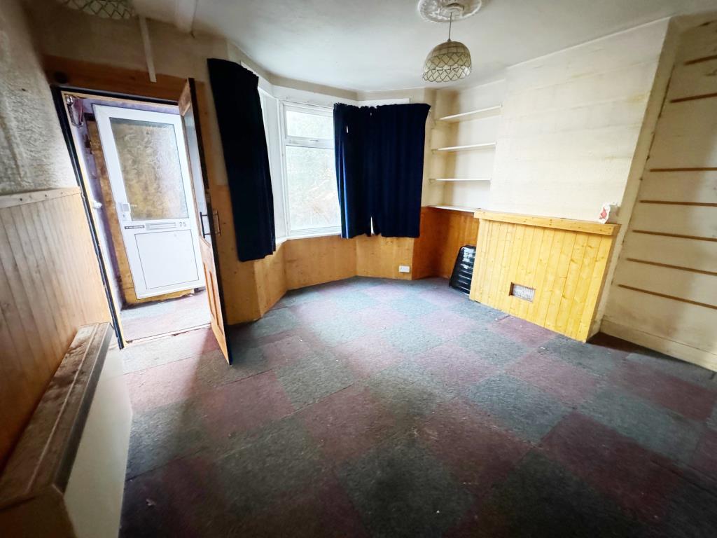 Lot: 1 - TERRACE HOUSE FOR IMPROVEMENT - Living Room